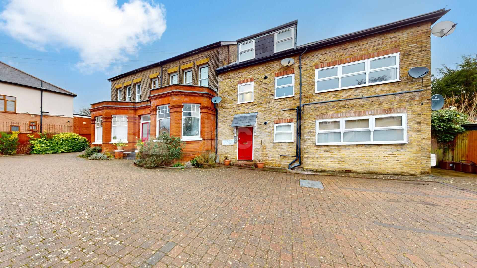 Two Bedroom First Floor Flat in Conversion, New Barnet, mins to tube & shops! Bulwer Road, New Barnet
